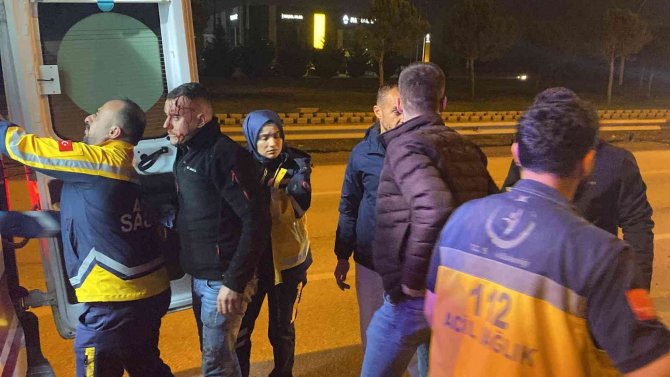 Kontrolden Çıkan Otomobil Orta Refüje Çıktı: 1 Yaralı