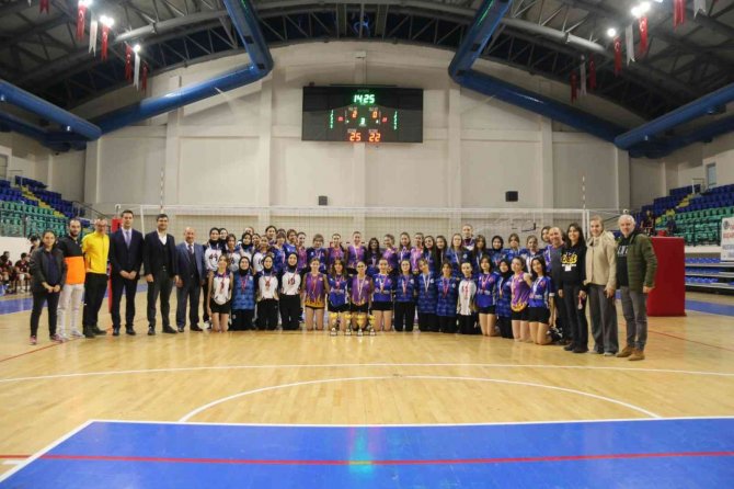 Gediz Mustafa Necip Alâyeli Anadolu Lisesi Kız Voleybol Takımı İl Birincisi Oldu