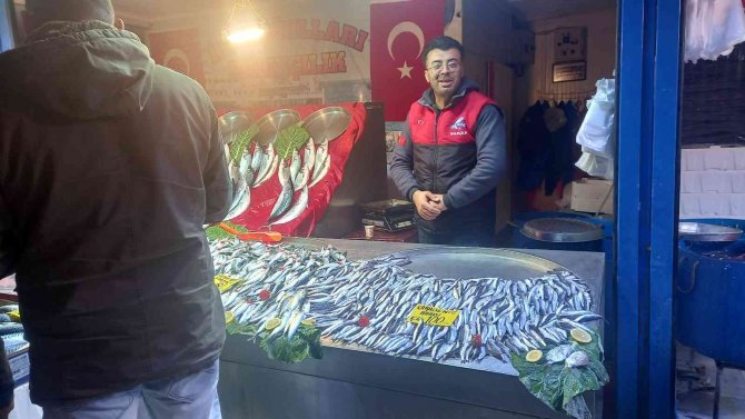 Gediz Pazarında Balıklar Çoğaldı, Fiyatlar Vatandaşı Üzdü