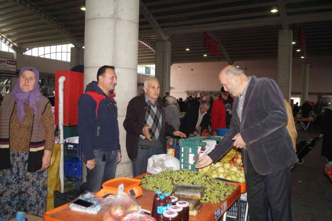 Başkan Ertürk Pazaryerinde Esnaf Ve Vatandaşlarla Bir Araya Geldi
