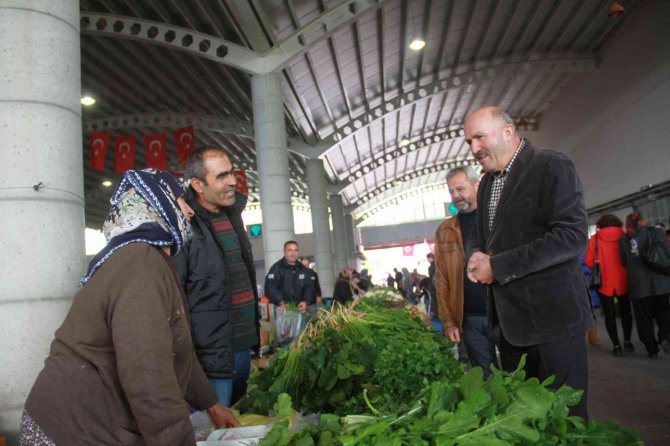 Başkan Ertürk Pazaryerinde Esnaf Ve Vatandaşlarla Bir Araya Geldi