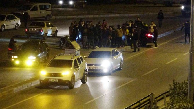 Kontrolden Çıkan Lüks Otomobil Aydınlatma Direğine Böyle Çarptı