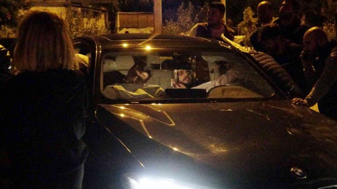 Kontrolden Çıkan Lüks Otomobil Aydınlatma Direğine Böyle Çarptı
