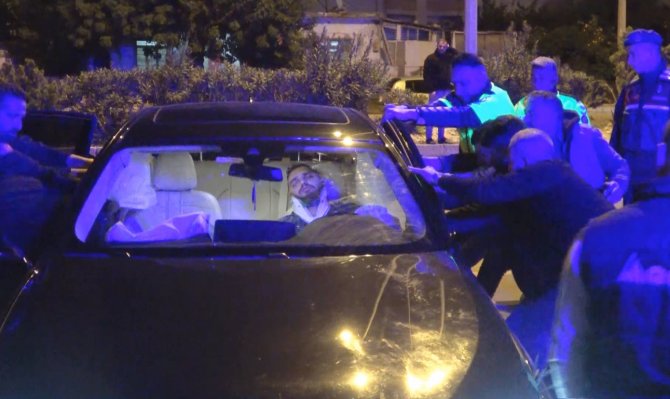 Kontrolden Çıkan Lüks Otomobil Aydınlatma Direğine Böyle Çarptı