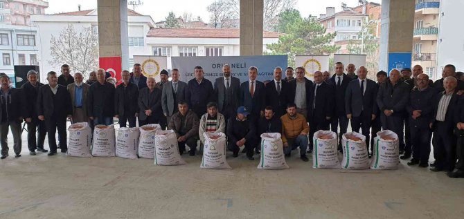 Orhaneli’de Çiftçiye 6 Ton Arpa Ve Buğday Dağıtıldı