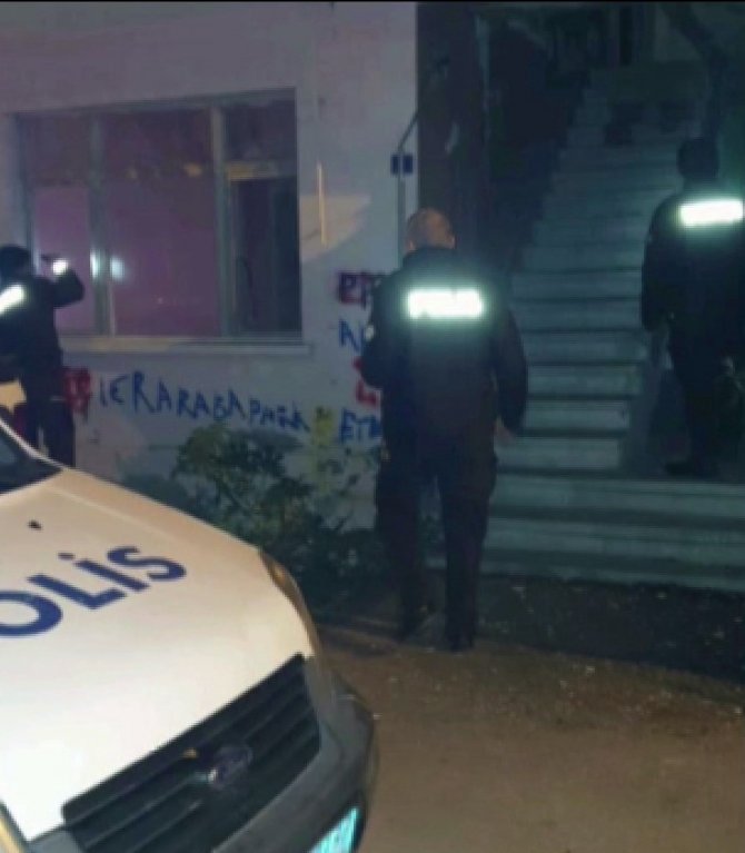 Polisten Metruk Binalara Baskın