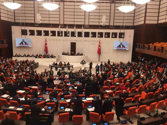 Ak Parti’li Ve Chp’li Kadın Milletvekilleri Karşı Karşıya Geldi
