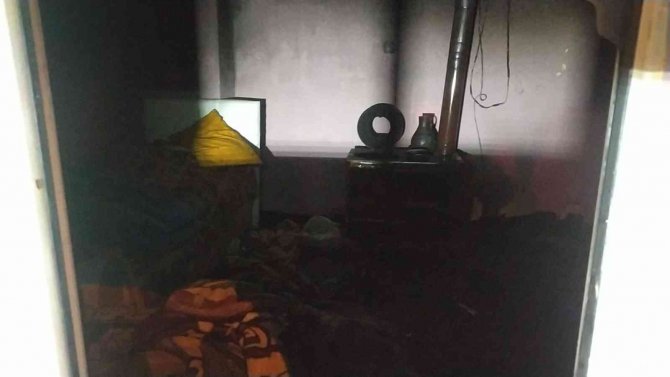 Uşak’ta Yangında Dumandan Etkilenen Karı Koca Hastaneye Kaldırıldı