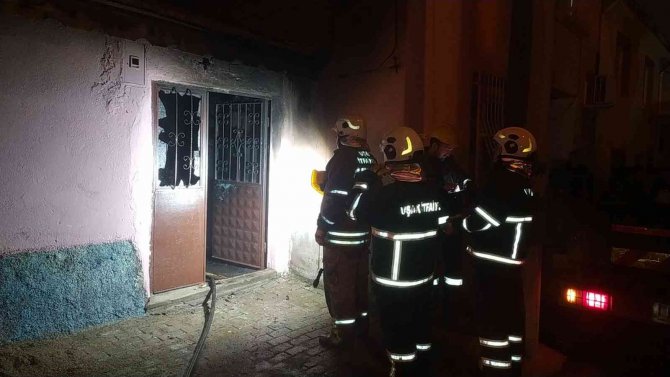 Uşak’ta Yangında Dumandan Etkilenen Karı Koca Hastaneye Kaldırıldı
