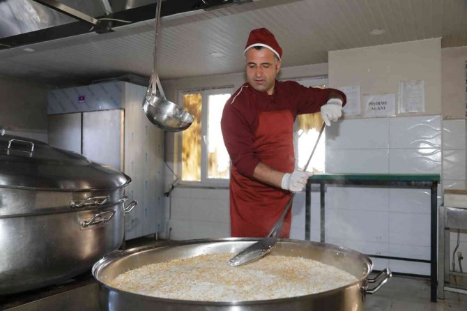 Başkale Aşevinden, Her Gün 214 Kişiye Sıcak Yemek