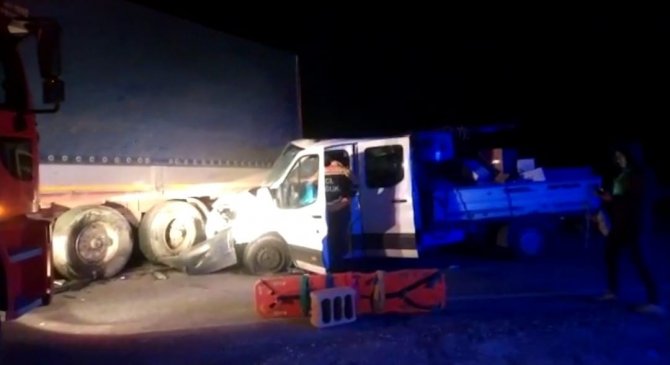 Başkale’de Tır İle Kamyonet Çarpıştı: 4 Yaralı