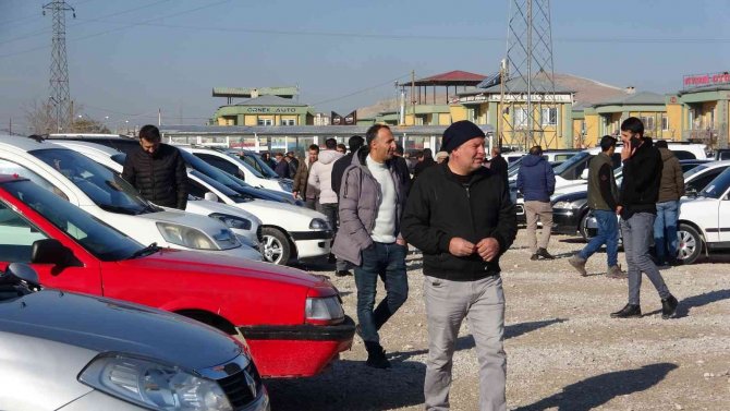 Van’daki Araç Satıcıları: “İ̇kinci El Araç Fiyatı Satıcının İnsafına Bırakılmamalı”