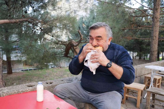 Her Gün Bir Pazar Yerinde 36 Yıldır Kavurma Satıyor
