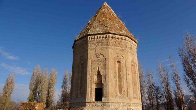 700 Yıllık Tarihi Yapının Siluetini Bozan Yurt Yıktırıldı