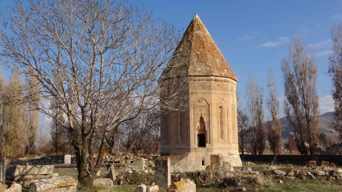 700 Yıllık Tarihi Yapının Siluetini Bozan Yurt Yıktırıldı