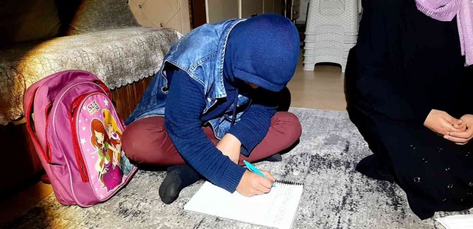 Gaz Lambası Işığında Ders Çalışıyorlar