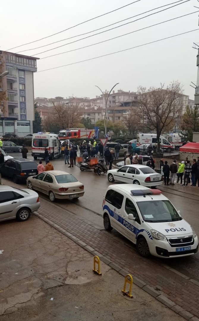 Ankara’da Otomobil Yayalara Çarptı: 3 Yaralı