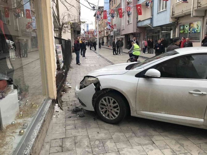 Fren Yerine Gaza Bastı, 2 Kişiyi Duvara Sıkıştırdı