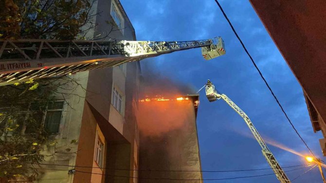Avcılar’da Korkutan Yangın: Çatı Katı Alev Alev Yandı
