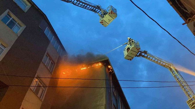 Avcılar’da Korkutan Yangın: Çatı Katı Alev Alev Yandı