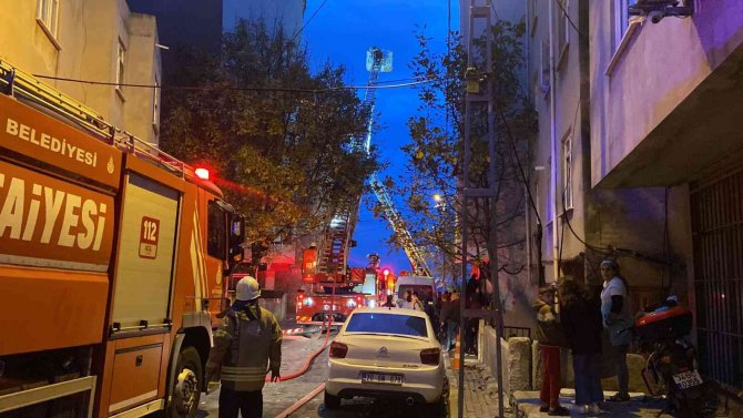 Avcılar’da Korkutan Yangın: Çatı Katı Alev Alev Yandı