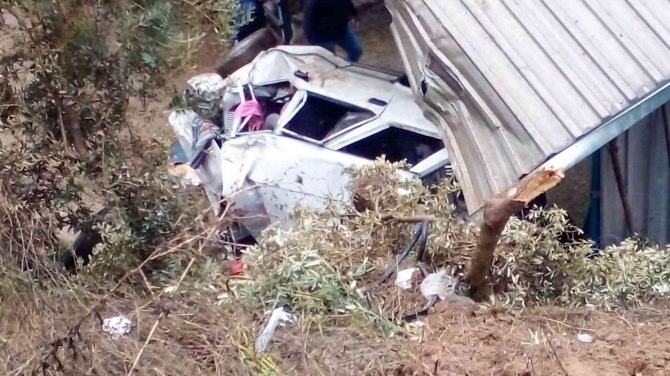 Virajı Alamayan Otomobil, Uçurumdan Hayvan Damının Üzerine Düştü: 7 Yaralı