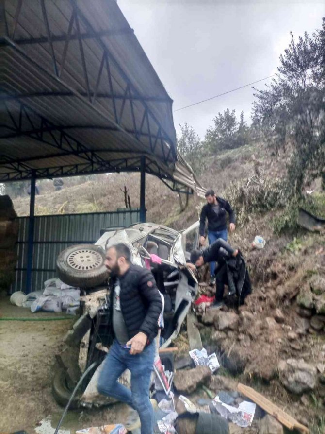 Virajı Alamayan Otomobil, Uçurumdan Hayvan Damının Üzerine Düştü: 7 Yaralı