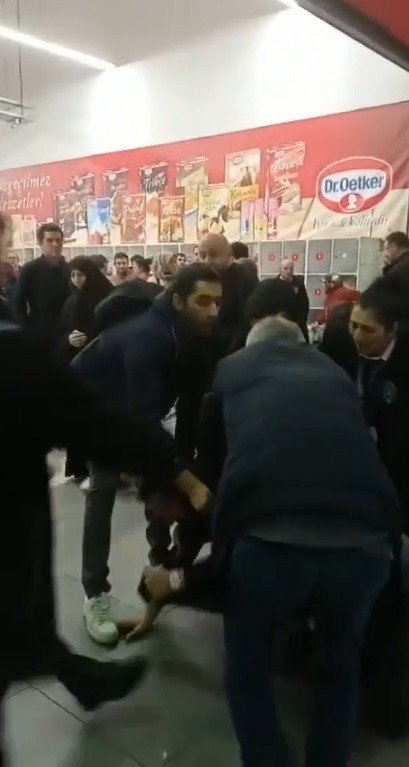 Alışveriş Merkezinde Araba Kavgası Kamerada