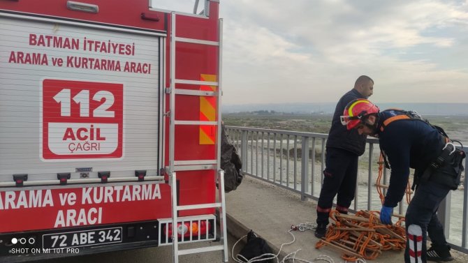 Batman Çayı’nda Mahsur Kalan Yavru Kedi İçin Seferber Oldular
