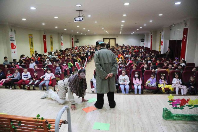 Bayraklı’da Çocuklar, Tiyatroda Doyasıya Eğlendi