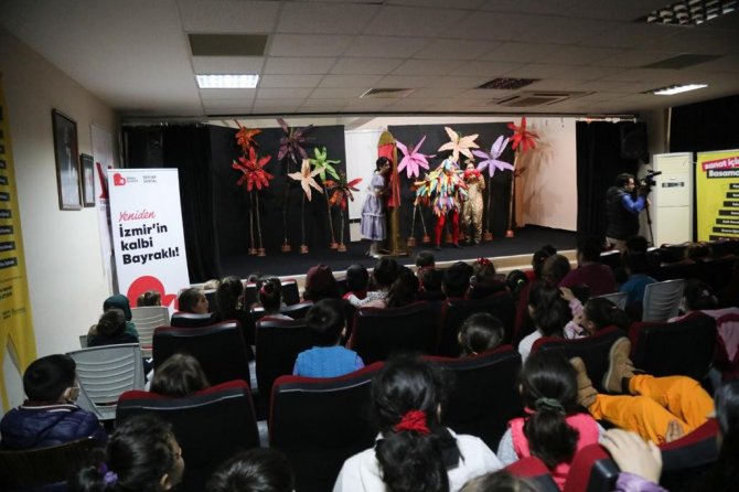 Bayraklı’da Çocuklar, Tiyatroda Doyasıya Eğlendi