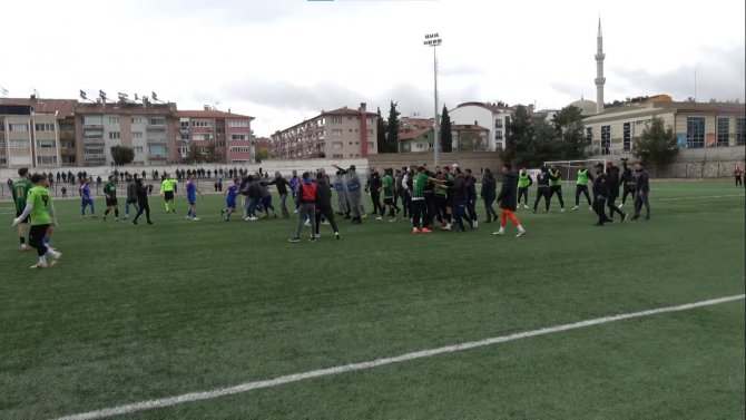 Makü Spor - Sarayönü Belediye Spor Maçında Saha Karıştı