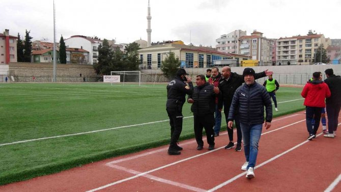 Makü Spor - Sarayönü Belediye Spor Maçında Saha Karıştı