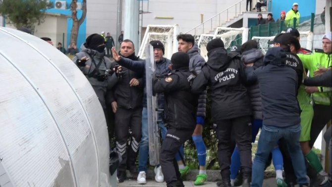 Makü Spor - Sarayönü Belediye Spor Maçında Saha Karıştı