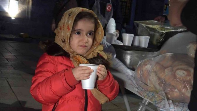 Bursa’da 6 Yıl Önce Başlattıkları Çorba Geleneğiyle Gönüllere Dokundular