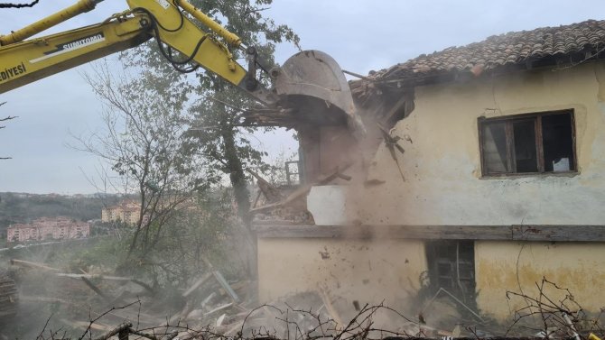 Tehlike Saçan Metruk Binalar Yıkılıyor