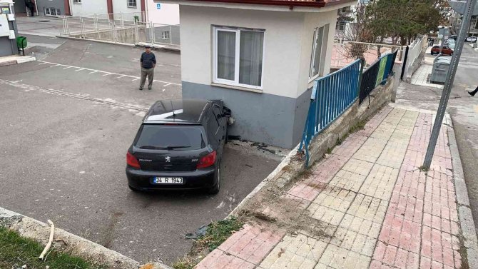 Kontrolden Çıkan Otomobil Okul Bahçesine Uçtu