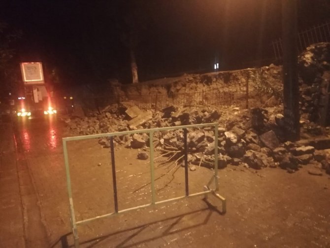 Söke’de Aşırı Yağış Okulun İstinat Duvarını Yıktı