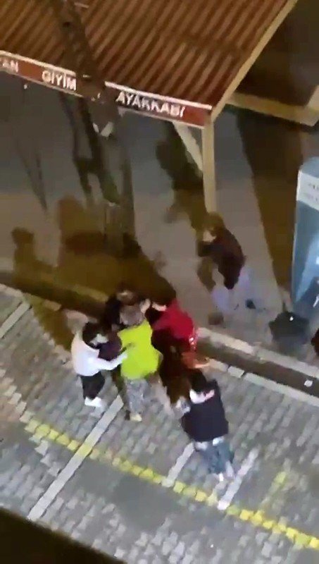 Esenyurt’ta Sokak Ortasında Tekme Tokat Dayak Kamerada