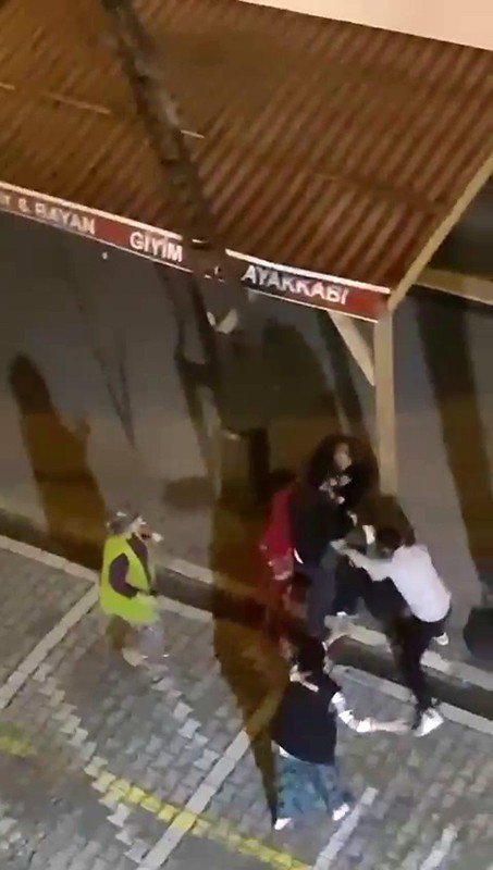 Esenyurt’ta Sokak Ortasında Tekme Tokat Dayak Kamerada