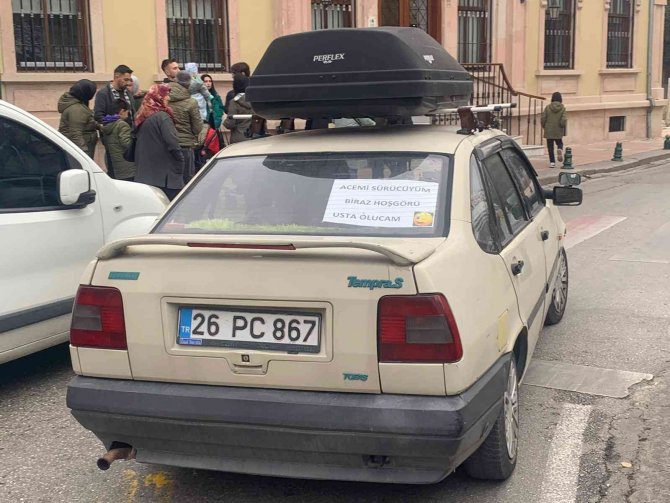Acemi Olduğunu Aracının Arka Camına Yazdı