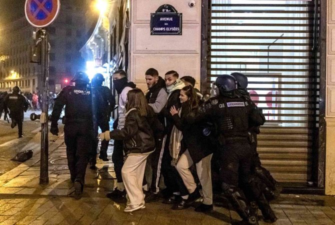 Paris’te Fas’ın Galibiyetini Kutlayan Taraftarlara Polisten Müdahale
