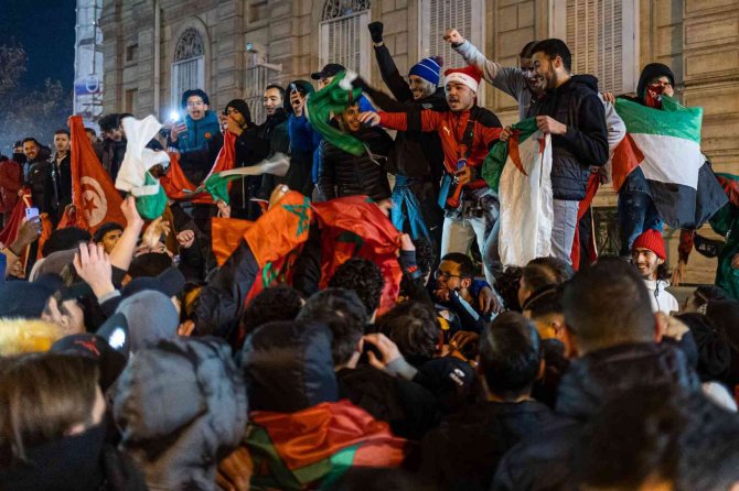 Paris’te Fas’ın Galibiyetini Kutlayan Taraftarlara Polisten Müdahale