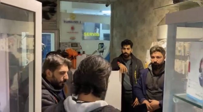 İ̇stanbul’da Suçluların Teknoloji Sığınağına Polis Baskını Kamerada: 212 Kayıtsız Telefon Bulundu