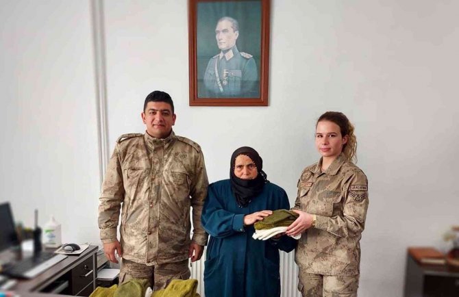 Mehmetçik İçin 17 Çift Çorap Ördü