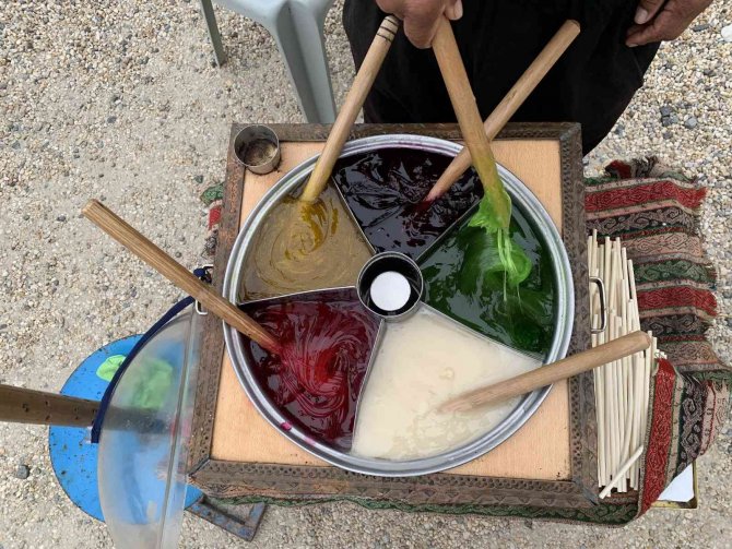 Yüzlerce Antikanın Arasında Tarihi Lezzet De İlgi Görüyor