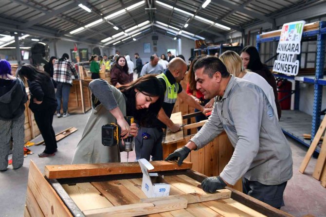 Geri Dönüşüm Atölyelerinde Üretilen Köpek Kulübeleri Kullanılmaya Başlandı