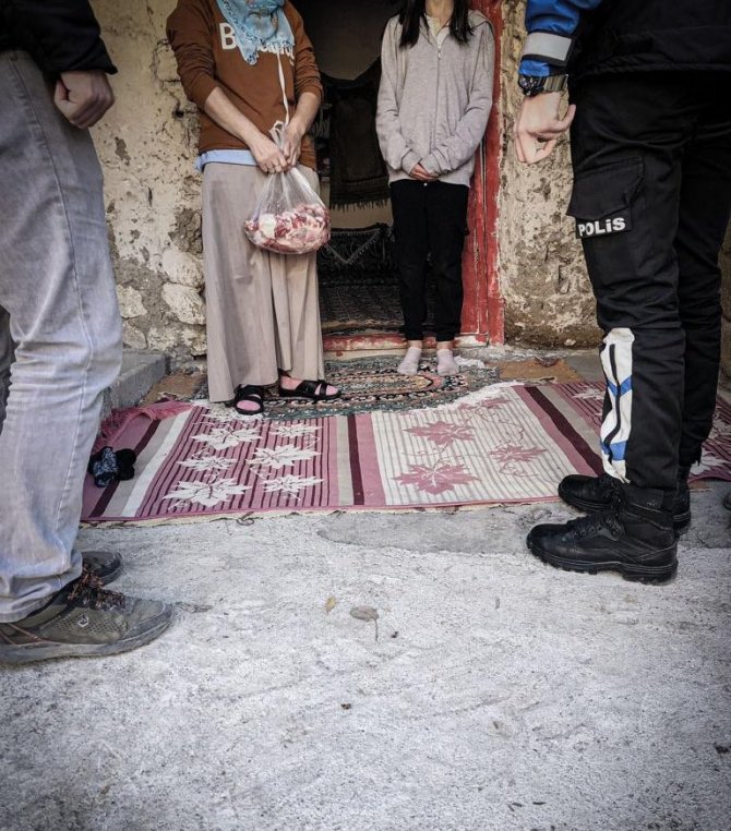 Hakkari Polisi İhtiyaç Sahibi Aileleri Sevindirdi