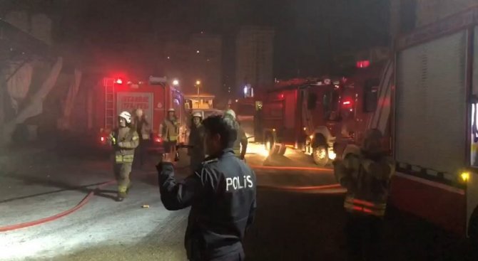 Ataşehir’de Sebze Ve Meyve Halindeki İş Yerinde Yangın