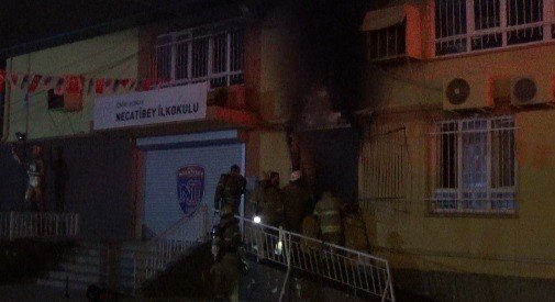 İ̇zmir’de İlkokulda Yangın Büyümeden Söndürüldü